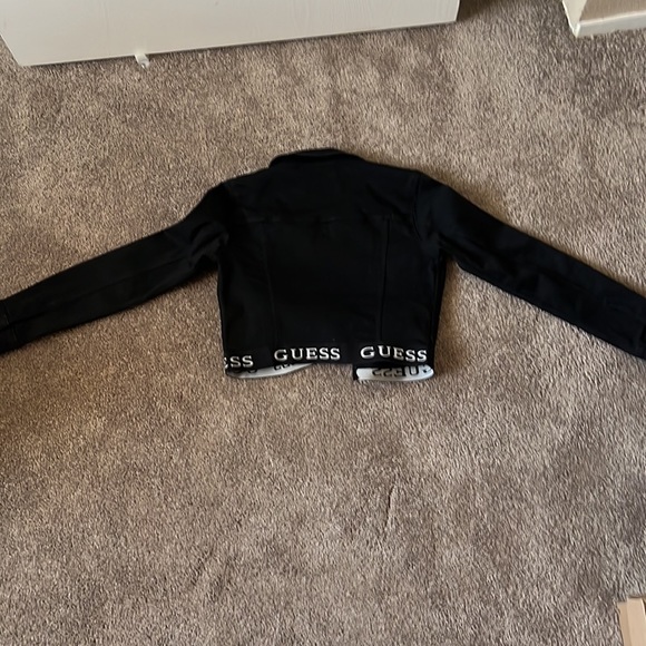 Never worn Guess cropped black denim jacket small - Picture 2 of 2
